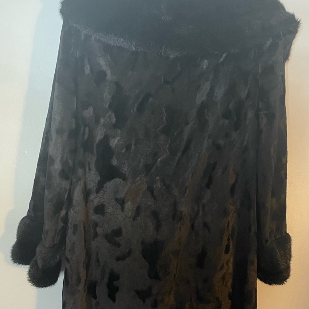 Vintage Elegant Black Fur-Trimmed Coat - Picture 5 of 6